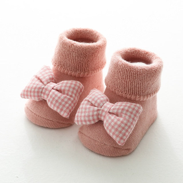 Pink socks with stuffed pink bows on the toes for reborn or cuddle babies. Fits size 0-12 months.