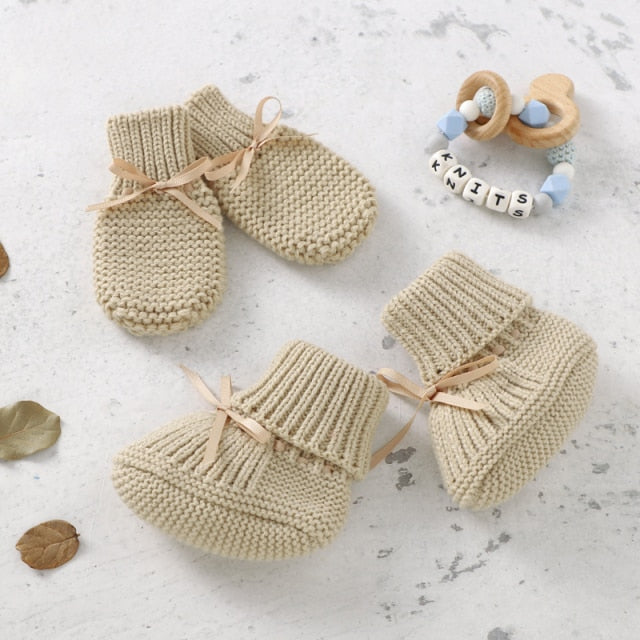 Beige crochet knit booties and anti-scratch mitts for reborn dolls with leather drawstring.